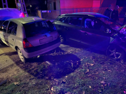 A tűzoltók áramtalanították a gépkocsit