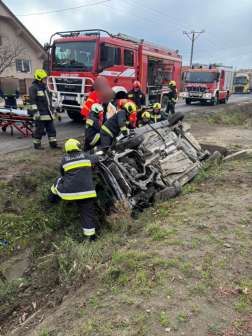 Árokba hajtott egy gépkocsi