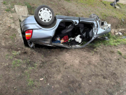 A tűzoltók áramtalanították a gépkocsit