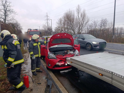 Az összetört gépkocsik forgalmi akadályt okoztak