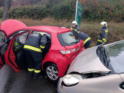 A tűzoltók áramtalanították a gépkocsikat
