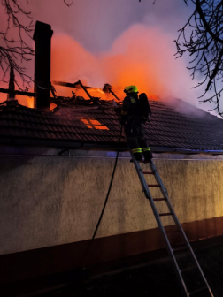 A ház tetőzete teljes egészében égett