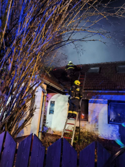 A tűzoltók több vízsugár segítségével oltották el a lángokat