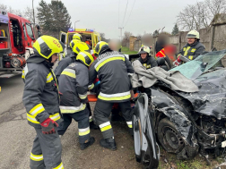 A roncsokba egy-egy ember beszorult