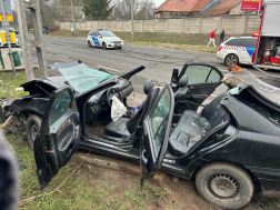 A tűzoltók áramtalanították a járműveket