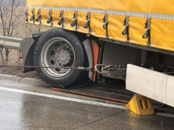 Szalagkorlátnak ütközött egy kamion 