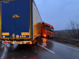 A teherautó forgalmi akadályt okozott