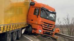 A tűzoltók átvizsgálták a kamiont