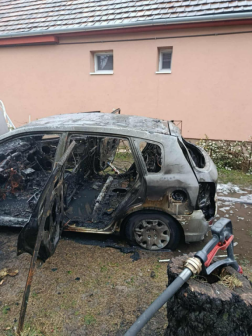 Családi ház udvarán égett a gépkocsi