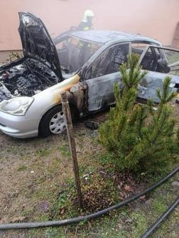 Az oltást követően a tűzoltók visszahűtötték a felmelegedett fém alkatrészeket