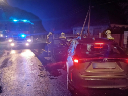 Egy ember a roncsba rekedt