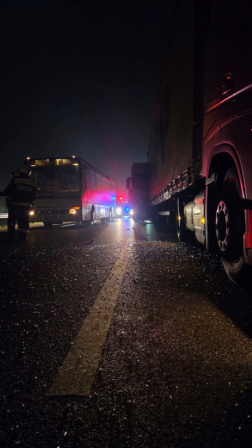 Két kamion, egy autóbusz és egy gépkocsi ütközött össze