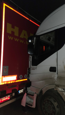 A tűzoltók áramtalanították a gépkocsikat