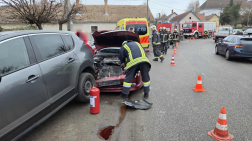 A tűzoltók áramtalanították a gépkocsikat