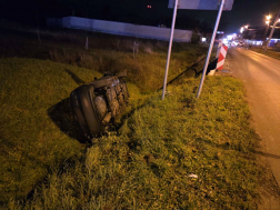 A tűzoltók áramtalanították a gépkocsikat