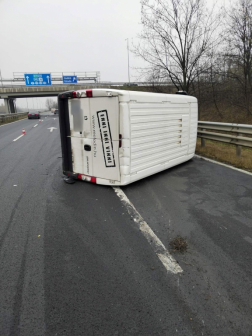 A tűzoltók áramtalanították a gépkocsit
