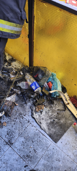 Műanyag szék, papírdoboz és egyéb tárgyak kaptak lángra