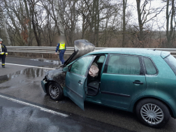 Autóbusz és egy személygépkocsi ütközött össze