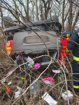 A gépkocsi sofőrje a roncsba szorult