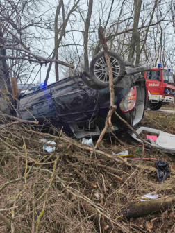 A tűzoltók feszítővágó segítségével szabadították ki a beszorult embert