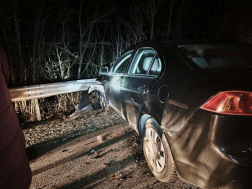 Szalagkorlátnak ütközött egy személygépkocsi 