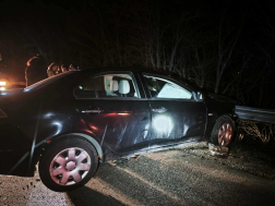 Az összetört autó forgalmi akadályt okozott