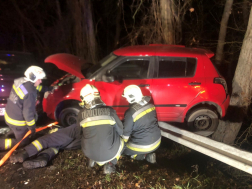 Szalagkorlátra hajtott egy gépkocsi Pomáz közelében