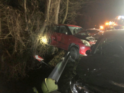 A tűzoltók áramtalanították a gépkocsikat