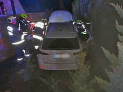 Családi ház udvárába hajtott a gépkocsi