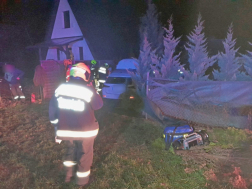 Fák közé szorult az autó