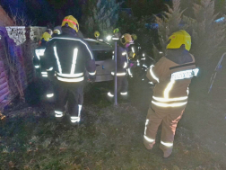 A tűzoltók áramtalanították a gépkocsit