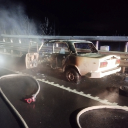 Az oltást követően a tűzoltók visszahűtötték a felmelegedett fém alkatrészeket
