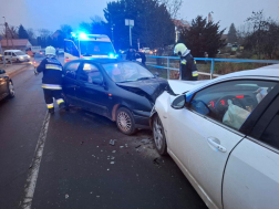 Két személygépkocsi ütközött össze