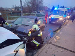Az összetört gépkocsik forgalmi akadályt okoztak