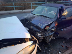 A tűzoltók áramtalanították a gépkocsikat