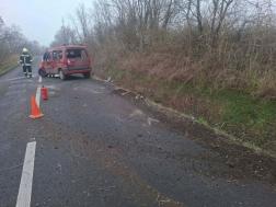 Árokba hajtott, majd az úttestre visszacsapódott az autó