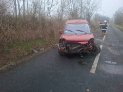 A tűzoltók áramtalanították a gépkocsit