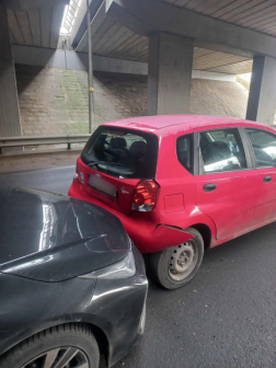 Három személygépkocsi és egy kamion ütközött össze 