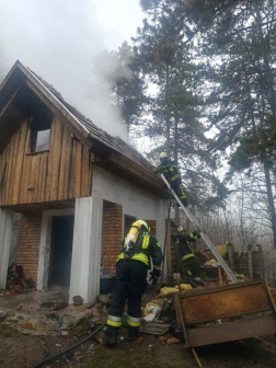 Erdészház tetőszerkezete kapott lángra