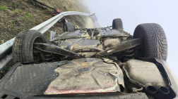 A személyautó felborult