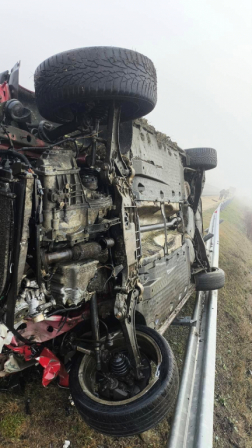 A tűzoltók áramtalanították a gépkocsit