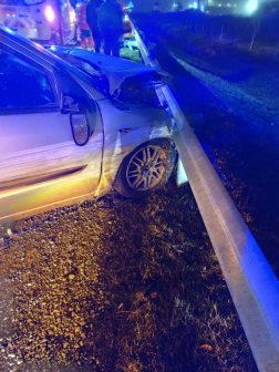 Szalagkorlátnak ütközött egy gépkocsi 