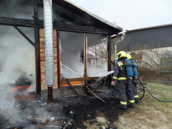 Kigyulladt egy mobil ház Cegléden