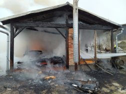 Száz négyzetméteres épület kapott lángra