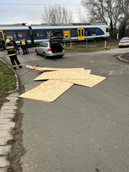 A faárú szétszóródott és forgalmi akadályt okozott