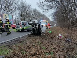 Az ütközés következtében az egyik autó felborult