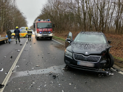Az összetört gépkocsik forgalmi akadályt okoztak