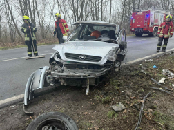 A tűzoltók áramtalanították a gépkocsikat