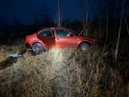 Lesodródott az útról a gépkocsi