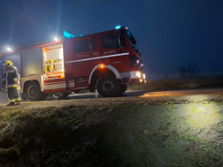 A tűzoltók áramtalanították a gépkocsit